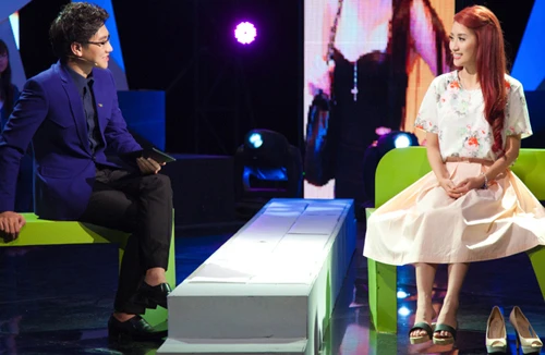 Khánh Thi đi guốc mộc trải nghiệm “Ghế không tựa”