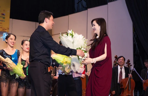 Hoa hậu Giáng My đi xem hoà nhạc ủng hộ nhạc trưởng Lê Phi Phi