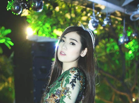 Á hậu Dương Tú Anh “kín cổng cao tường” đi dự tiệc