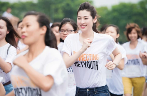 Á hậu Tú Anh thi chạy kết nối tuổi trẻ Việt