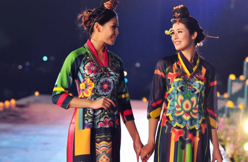 Hoa hậu Ngọc Hân ra mắt BST áo dài mang hình ảnh Hàn Quốc