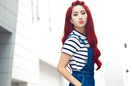 Khánh Thi diện… yếm trẻ trung đi tìm thí sinh bước nhảy hoàn vũ