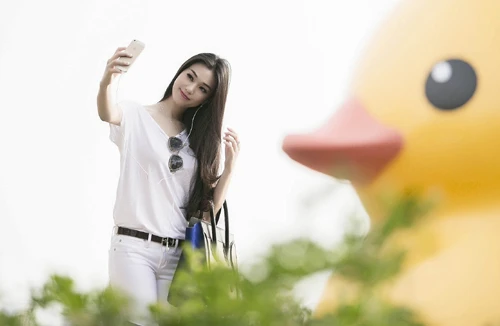 Bắt gặp Khánh My “tự sướng” bên chú vịt khổng lồ