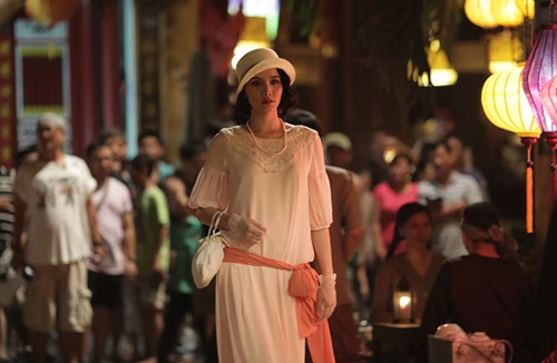 Á hậu Trang Nhung đẹp bí ẩn giữa đêm Hội An