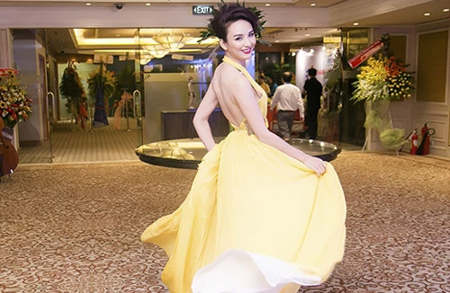 Hoa hậu Ngọc Diễm làm MC khoe lưng trần gợi cảm