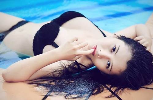 Người mẫu Xuân Thuỳ "diện" bikini, tạo dáng gợi cảm cực quyến rũ