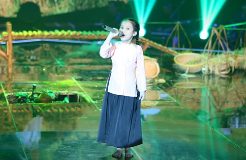 Sân khấu “Giọng hát Việt nhí” bất ngờ bị thủng, người quay phim rơi tự do