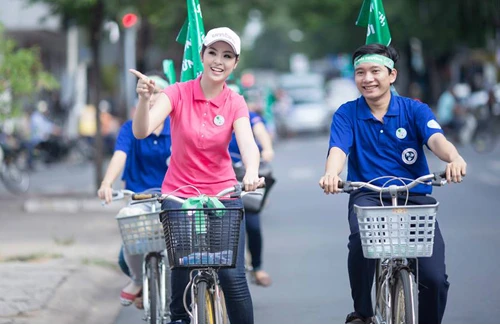 Hoa hậu Ngọc Hân đạp xe đi… nhặt rác
