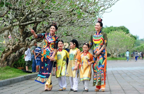 Hoa hậu Ngọc Hân và Tôn Nữ Na Uy đẹp dịu dàng với áo dài