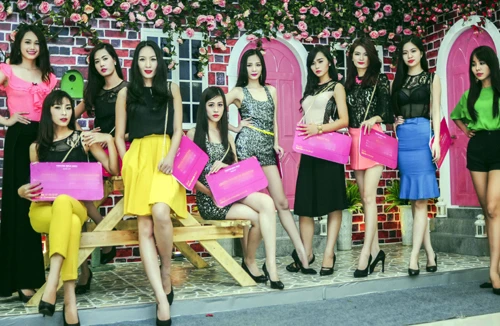 Ngắm dàn chân dài rực rỡ của siêu mẫu Hạ Vy