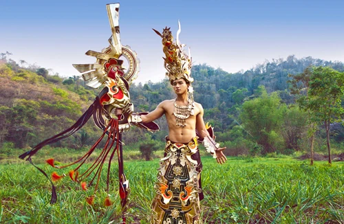 Mister Global khoe ảnh với trang phục dân tộc