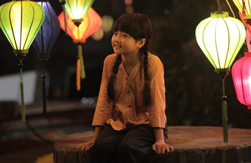 Sao nhí “Đoạt hồn” Thanh Mỹ hồn nhiên giữa đêm Hội An