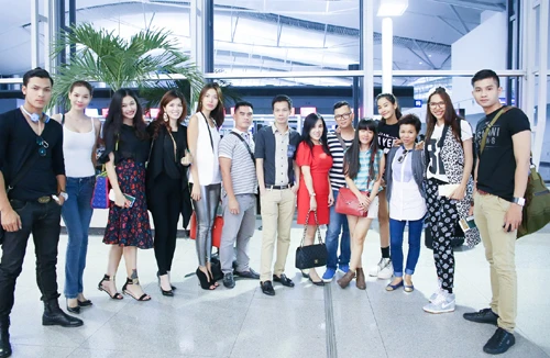 Dàn Hoa hậu và người mẫu Việt hội ngộ sân bay lên đường sang Ý