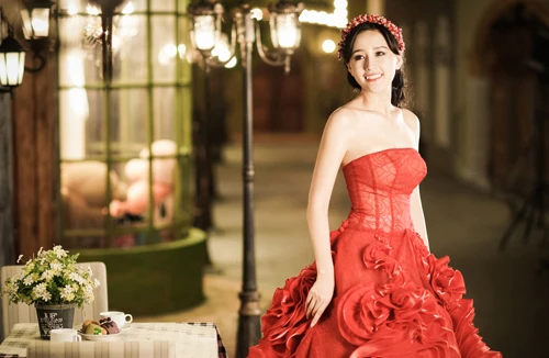 Hoa hậu Mai Phương Thuý khoe vòng 1 nóng bỏng