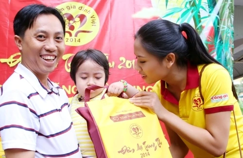 Hoa hậu biển Nguyễn Thị Loan mang Trung thu đến bệnh viện