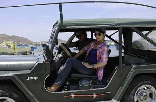 Mai Thu Huyền tạo dáng hầm hố trên xe jeep