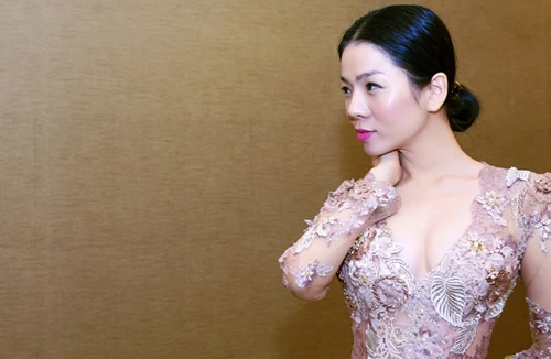 Lệ Quyên tất bật váy áo chuẩn bị đi lưu diễn