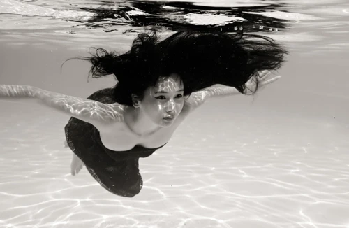 Người mẫu Xuân Thuỳ khoe dáng gợi cảm dưới nước