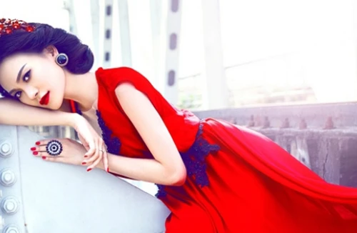 Cao Thùy Linh lộng lẫy và quyến rũ cùng đầm đỏ rực rỡ