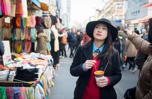 Nhã Phương “lang thang” trên đất Hàn