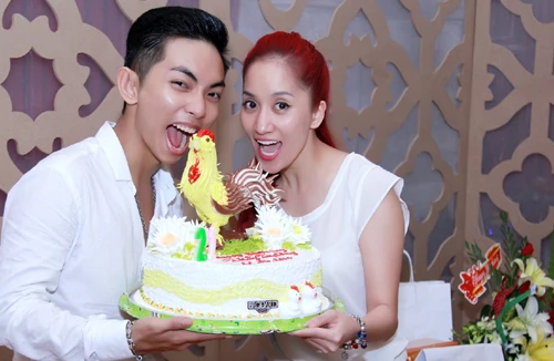 Khánh Thi mặt mộc giản dị dự sinh nhật Phan Hiển