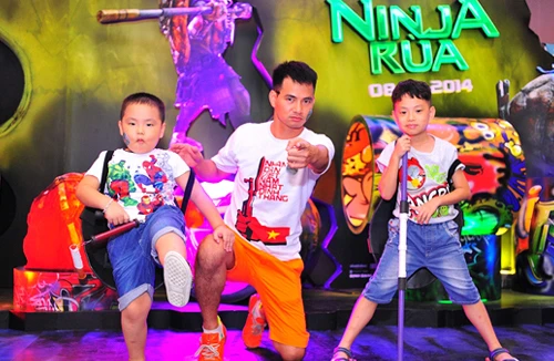 Xuân Bắc cùng hai quý tử quậy tưng bừng tại buổi ra mắt phim “Ninja rùa”