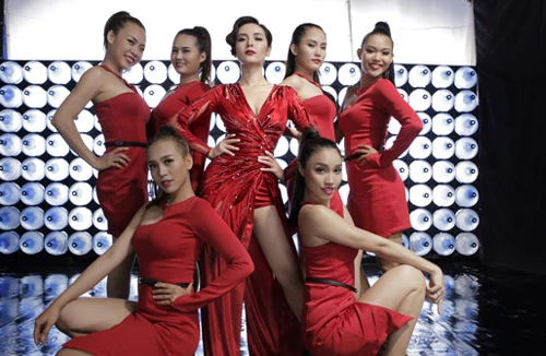 "Giám khảo" Phương Linh nóng bỏng trong MV mới