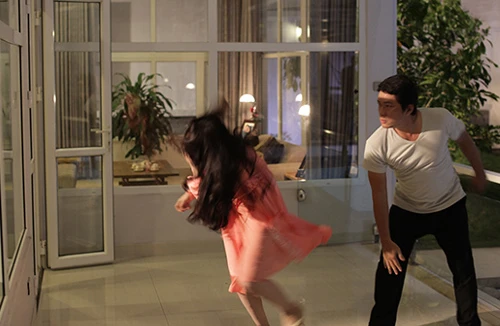 Kinh Quốc bật cười sau khi diễn cảnh “bạo hành” Trang Nhung