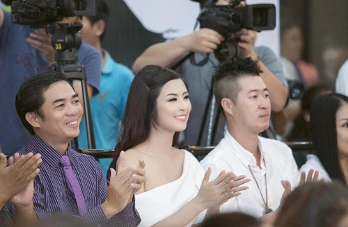 Hoa hậu Ngọc Hân gợi cảm trên “ghế nóng”