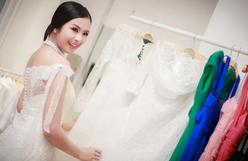 Hoa hậu Ngọc Hân khoe vai trần gợi cảm trong trang phục tự thiết kế