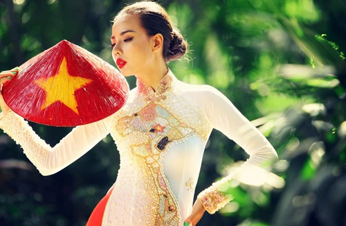 Siêu mẫu Lại Thanh Hương diện áo dài biển đảo quê hương