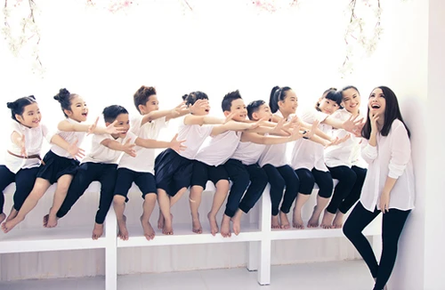 Yến Trang nhí nhảnh cùng các học trò