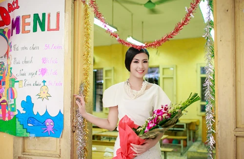 Hoa hậu Ngọc Hân thăm trường xưa, dự lễ trưởng thành