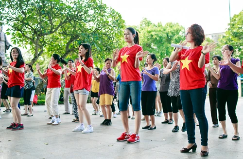 Hoa hậu Biển Nguyễn Thị Loan nhảy Flastmost hướng về biển Đông