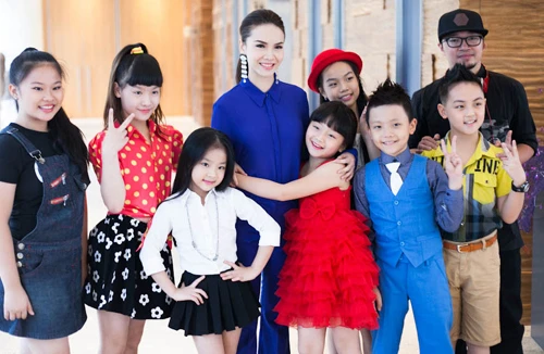 Yến Trang “kín cổng cao tường” đi dự họp báo