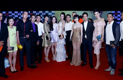 Dàn mỹ nhân lộng lẫy, khoe đường cong gợi cảm trong Đêm hội chân dài 8