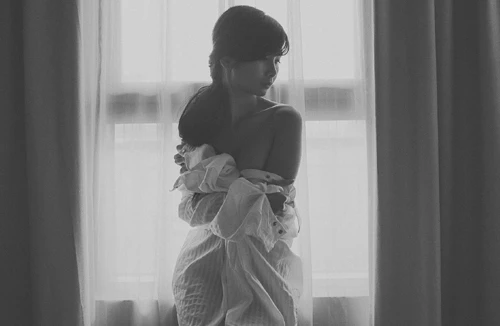 Người mẫu Xuân Thuỳ "thả rông" vòng 1 trong ngôi nhà vắng lạnh