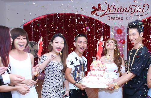 Khánh Thi hạnh phúc đón sinh nhật muộn