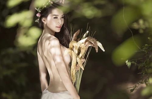 “Bỏng mắt” ngắm ảnh Lan Hương bán nude cực gợi cảm