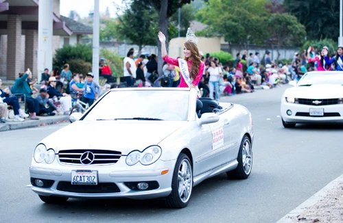 Hoa hậu Jennifer Chung ngồi xe mui trần diễu hành Kỷ niệm 59 năm thành lập NEWARK