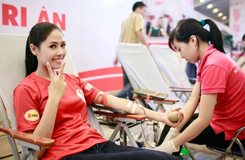 Hoa hậu biển Nguyễn Thị Loan "tươi rói" đi hiến máu nhân đạo