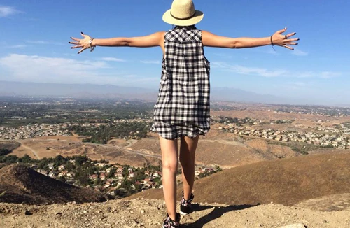 Siêu mẫu Kim Dung "mệt đứt hơi" khi leo lên đỉnh núi