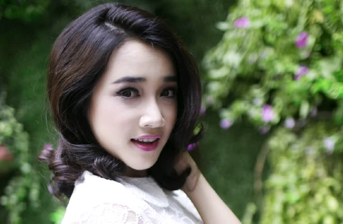 “Búp bê” Nhã Phương khoe vẻ đẹp trong sáng, thánh thiện