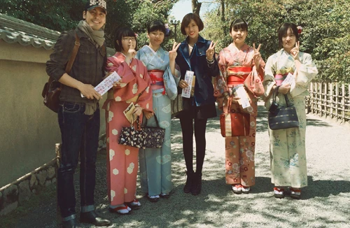 Trang “Lạ” và MC Phan Anh “tung tăng” ở xứ sở hoa Anh Đào