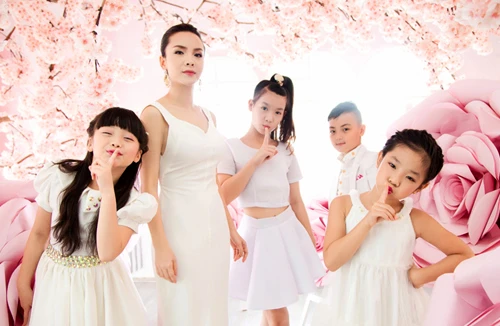 Yến Trang khoe sắc kiêu sa bên học trò cưng