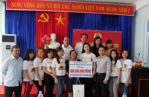 Hoa hậu Giáng My về miền Trung trao quà sau đêm thơ