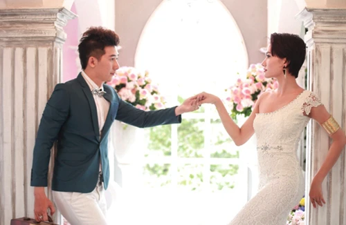 Dương Hiểu Ngọc tạo dáng quyến rũ bên Nam Phong