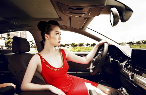 “Ngọc nữ làng múa” thả dáng kiêu sa trong siêu xe bạc tỷ