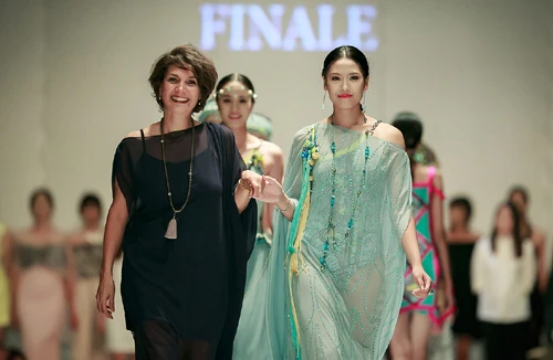 “Người đẹp bán ốc” lạnh lùng làm vedette trên sàn diễn