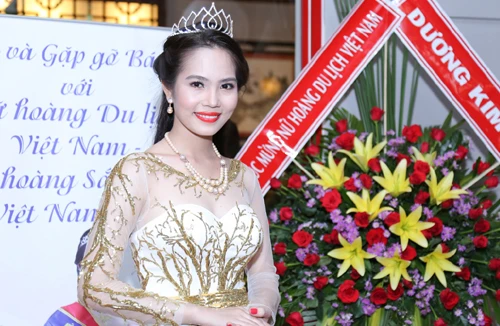 Nữ hoàng Du lịch Việt Nam Dương Kim Ánh lộng lẫy trong tiệc mừng sau đăng quang